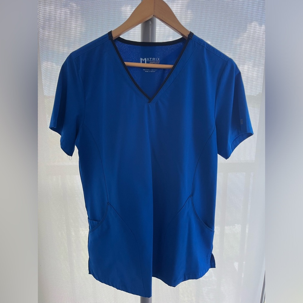 Maeven Matrix Impulse 3 Pocket Stretch Curved V-Neck Scrub Top